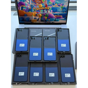 Samsung Galaxy Z Flip7 – Stylish Foldable Smartphone with Advanced Camera